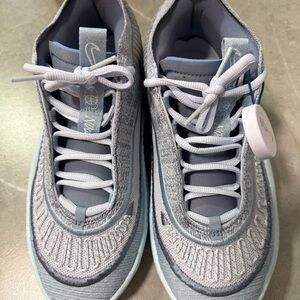 Nike Cosmic Unity 3 Women US Size 8.5, Mesh knit Basketball sneaker, New in Box